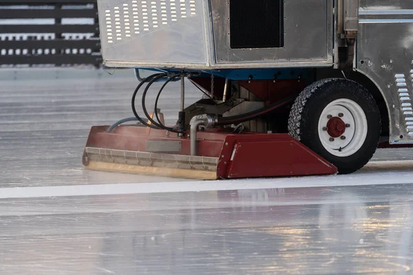 Gepolijst ijs onderhoudsmachine ijsvoorbereiding op ijsbaan tussen sessies in buiten klaar voor wedstrijd — Stockfoto