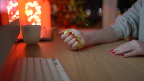 Le donne usano espansore lavorando sul computer per prevenire il dolore al polso e la sindrome del tunnel carpale — Video Stock