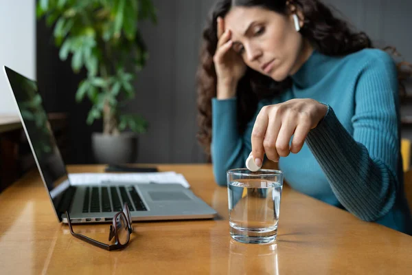 Ohälsosam affärskvinna som tar smärtstillande medel mot huvudvärk eller migrän på arbetsplatsen på kontoret — Stockfoto