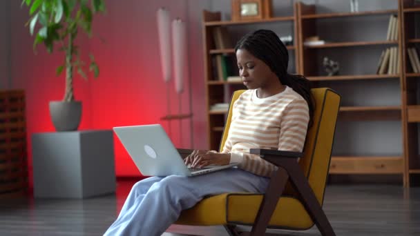 Fiatal inspirált nő szabadúszó író vagy szövegíró szívesen dolgozik otthonról boldog gépelés laptop — Stock videók