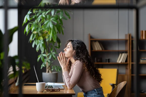 Uttråkad missnöjd affärskvinna arbetare sitta vid skrivbordet med bärbar dator trött tänka på problemlösning — Stockfoto