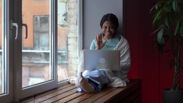 兴奋的非洲女学生通过视频电话与家人在线交谈，使用笔记本电脑观看外面的节目 — 图库视频影像