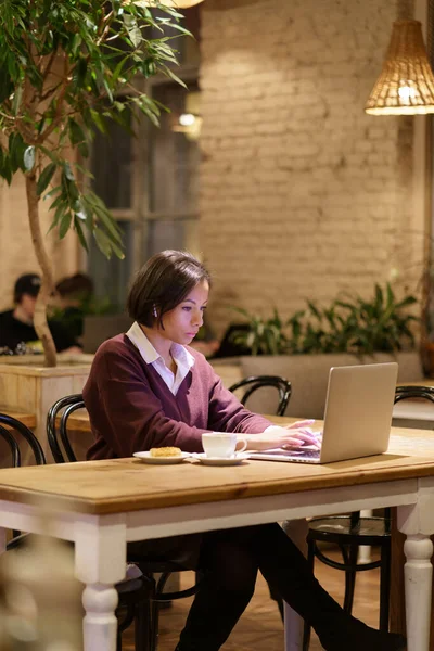 Sérieux occupé afro femme écrivain ou journaliste travail dans le café utiliser ordinateur portable et connexion Internet wifi — Photo
