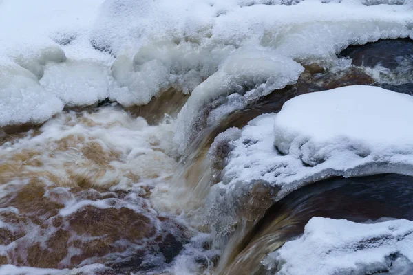 Rivière courante non gelée dans une forêt enneigée par une journée d'hiver froide et sombre — Photo