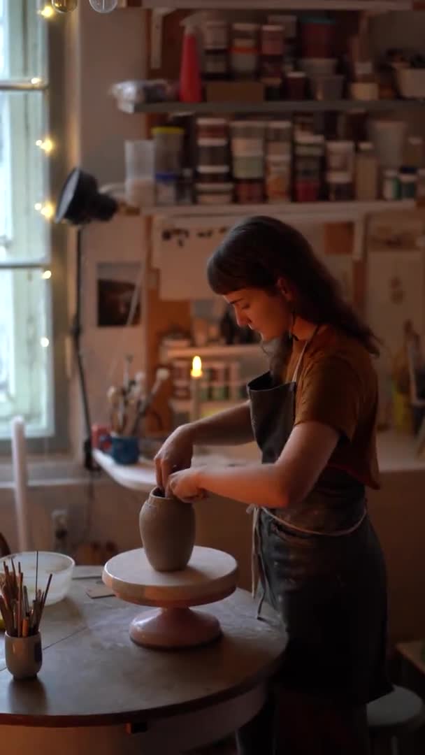 Femme céramiste professionnelle travaille dans le pot de potier en forme de studio. Confortable atelier d'art intérieur avec artiste — Video