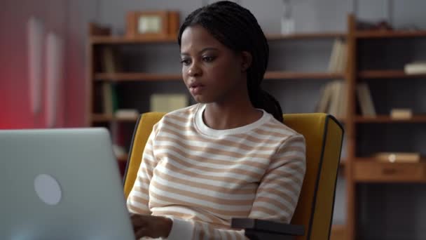 Nerveux télétravailleur femme type email au patron sur ordinateur portable de la maison regarder dans la fenêtre recueillir des pensées — Video