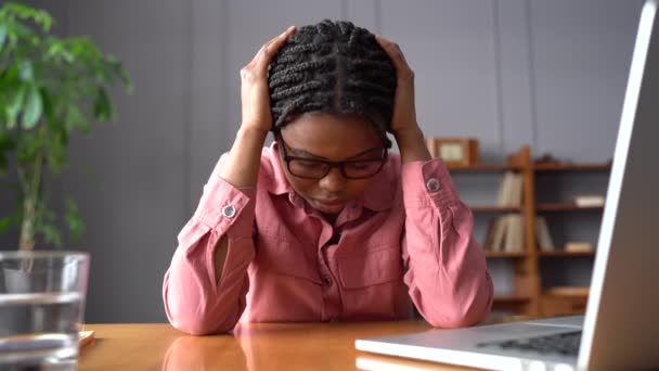 Stressé afro femme d'affaires souffrent attaque de panique sur le lieu de travail sentir la tension des problèmes et le stress — Video