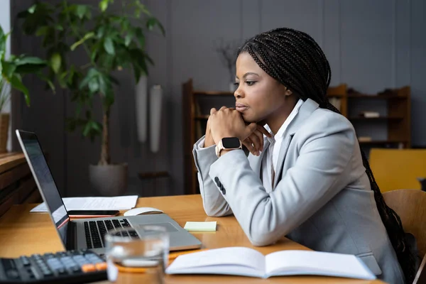 Serieuze zakenvrouw zitten op kantoor bureau op zoek naar laptop scherm lees e-mail met belangrijk nieuws — Stockfoto