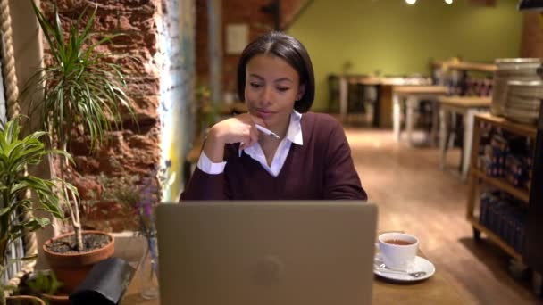Mulher de negócios africana cuidadosa, professor on-line, tutor de trabalho no laptop no café ler lição de casa do estudante — Vídeo de Stock