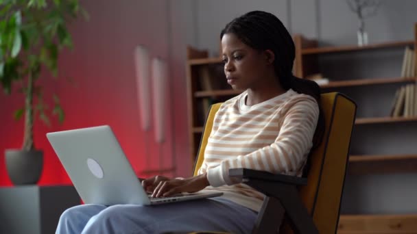Gestresste vrouw ontwerper freelancer proberen op te lossen probleem op laptop werken van huis naar deadline te halen — Stockvideo