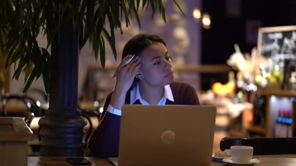 Moe overwerkte vrouw schrijver werken op laptop in cafe laat in de nacht overwerk nodig slaap en rust — Stockvideo