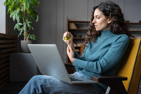 Funcionário feminino se exercitando com estresse aliviando anel de aperto de silicone, relaxando do trabalho do computador — Fotografia de Stock