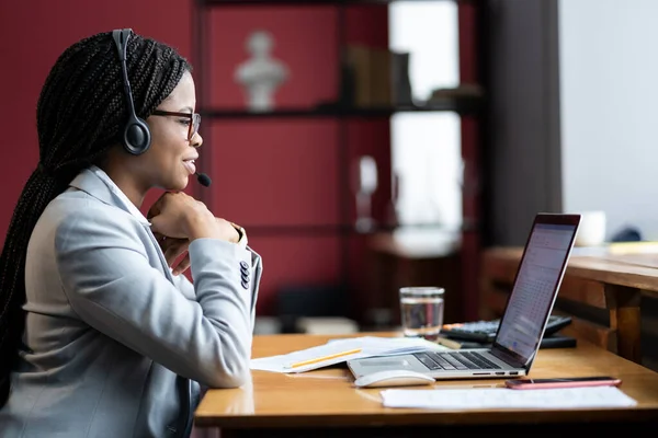 Gericht zakenvrouw in headset luisteren naar video conference call met client online delen scherm — Stockfoto