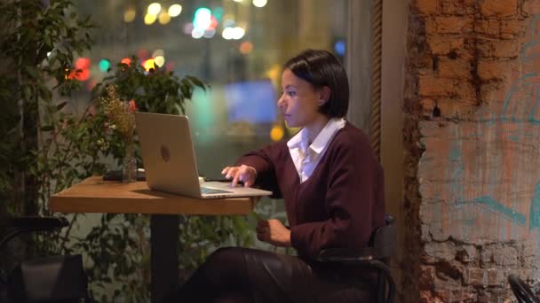 Millennial nő használja a laptop kávézóban keres álláshely zavarja a telefon értesítést boldog — Stock videók