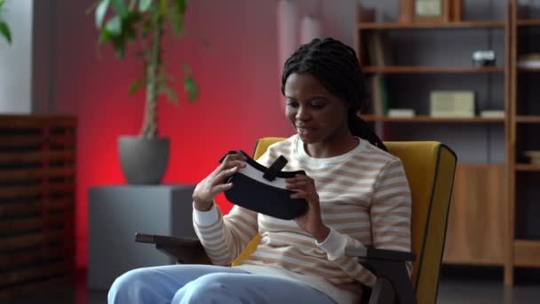 Vzrušená žena držet moderní vr brýle v rukou připravuje k použití nové virtuální reality gadget doma — Stock video