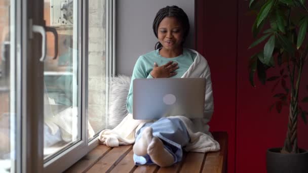 Щаслива афро-жінка розмовляє з другом, родичами або батьками, використовуючи відеозв'язок на ноутбуці — стокове відео