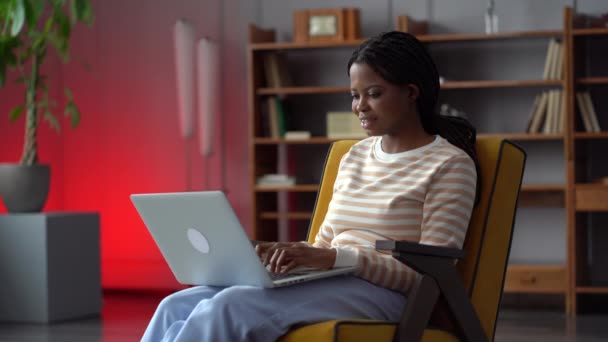Jovem inspirada mulher freelancer escritor ou copywriter gosta de trabalhar em casa feliz digitando no laptop — Vídeo de Stock