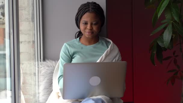 Podekscytowana kobieta myśleć o odpowiedzi e-mail siedzi na parapecie z wiadomością typu laptopa w mediach społecznościowych — Wideo stockowe
