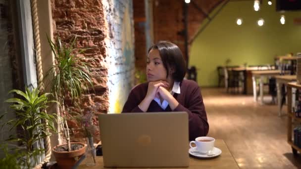 Pensiero annoiato afro donna sedersi con computer portatile in caffè guardare fuori soffrono mancanza di motivazione — Video Stock