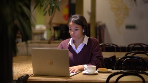 Koncentrált Afro Amerikai Üzletasszony Dolgozik Laptop Kávézóban Kávézó Típusú Vagy — Stock videók