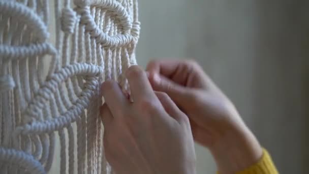 Крупним планом руки жінки, що працюють на напівфабрикат макраме, плете ламповий відтінок для люстри — стокове відео