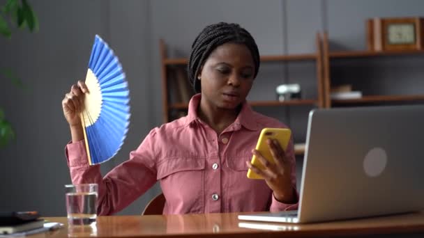 Gestresste vrouw in paniek proberen te bellen arts gebruik maken van mobiele telefoon houden papier ventilator om hete temperatuur te verlichten — Stockvideo