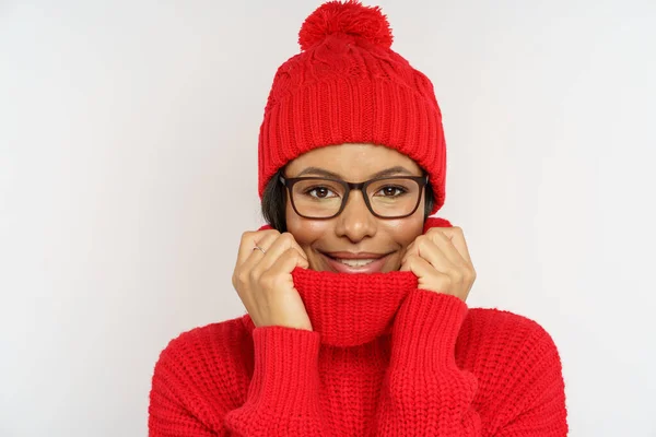 Vtipná žena v teplém pleteném klobouku a svetru. Afričanky americká žena oblečený zimní v oblečení — Stock fotografie