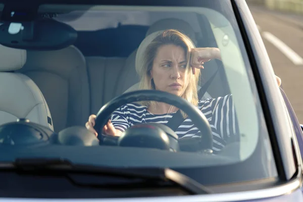 Mujer preocupada en el asiento del conductor del coche no conducir mirar a través del parabrisas pensando en la crisis de dinero — Foto de Stock