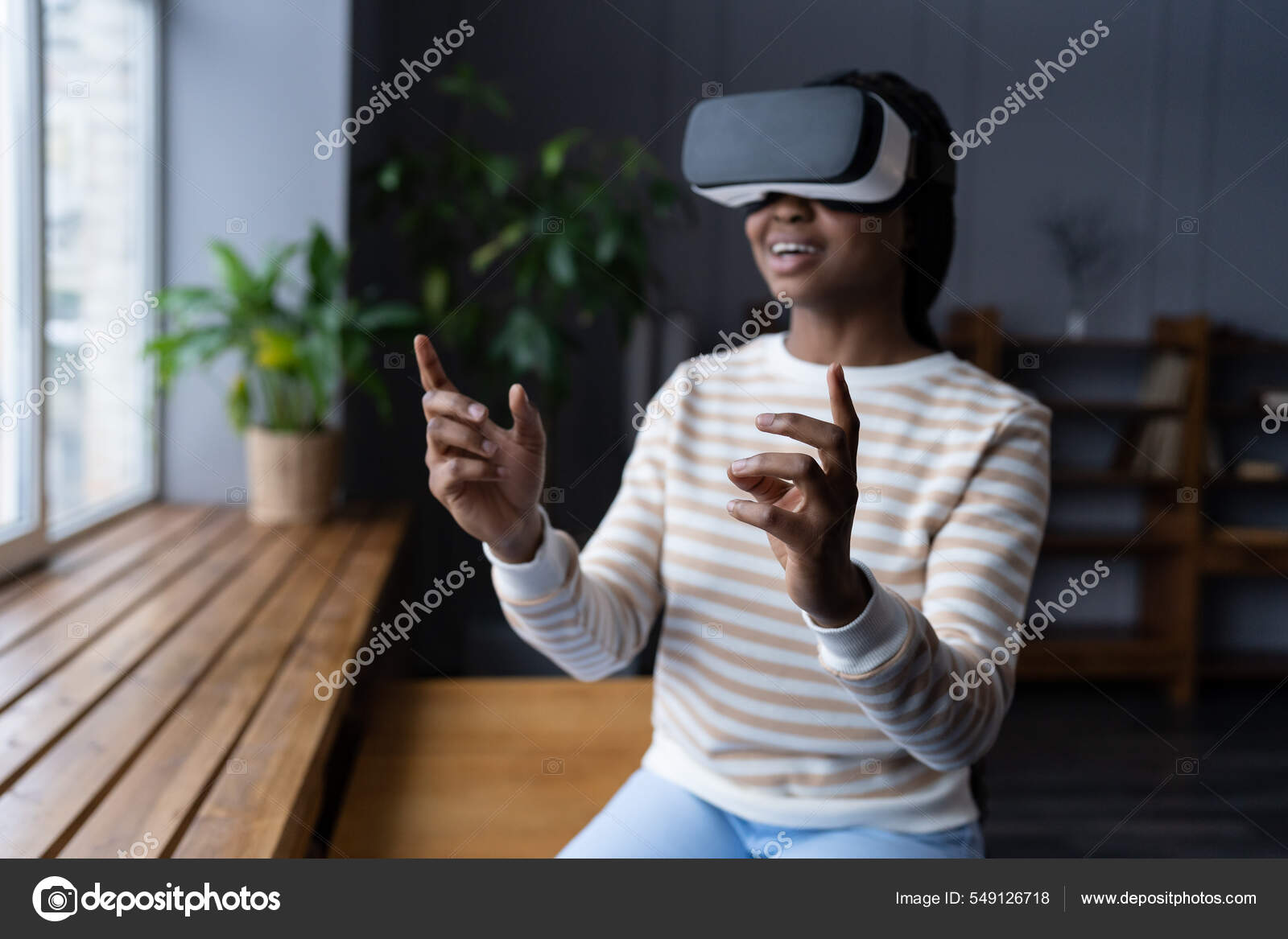 Mulher negra excitada usar óculos vr fone de ouvido jogar jogo de