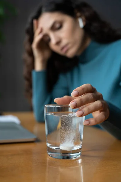 Ill vrouw lijden aan hoge of lage bloeddruk neem medicijnen werken in functie in plaats van ziekteverlof — Stockfoto