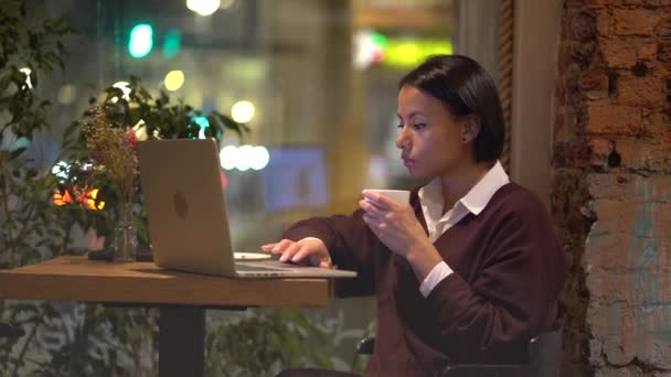 Fókuszált nő designer használata laptop kávézóban kávé előkészítése projekt bemutatása határidő előtt — Stock videók