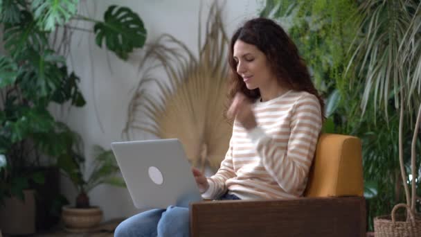 Joyeuse femme millénaire passer week-end à la maison bavarder dans les médias sociaux avec des amis en utilisant un ordinateur portable — Video