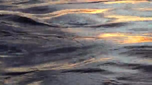 Oceánské vlny večer při západu slunce s jasnými odrazy — Stock video