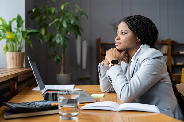 Afgeleid van het werk zakenvrouw op kantoor bureau met laptop look in venster pensive over probleem — Stockfoto