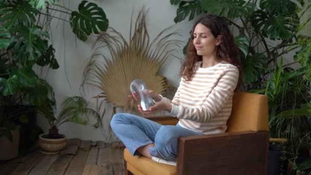 Calma sonriente hembra jugando con el juguete de primavera para aliviar el estrés tiene descanso del trabajo en casa oficina — Vídeos de Stock