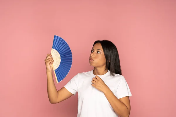 Mujer africana sobrecalentada usando ventilador de papel sufren de sudoración por calor, se enfría, se siente lenta — Foto de Stock