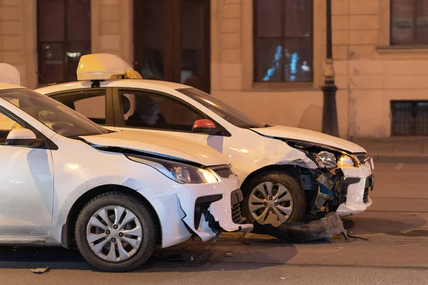 Carros brancos danificados na estrada após acidente com pára-choques danificados. Condução descuidada — Fotografia de Stock