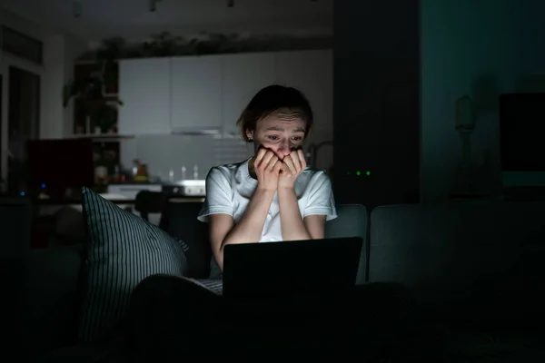 Fille anxieuse ne peut pas arrêter de faire défiler les médias d'information sur ordinateur portable avant de se coucher éprouver beaucoup de stress — Photo