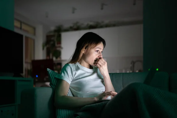 Úzkostlivá žena používající notebook v noci, nemůže přestat posouvat zpravodajská média před spaním. Úzkost. — Stock fotografie