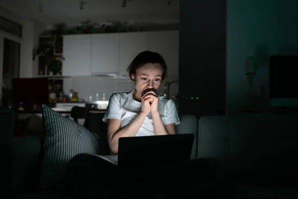 Nervózní dívka nemůže přestat posouvat zprávy médií na notebooku před spaním zažívá hodně stresu — Stock fotografie