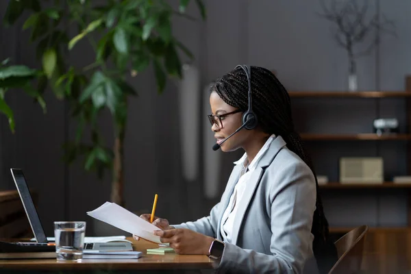 Jeune femme afro-américaine spécialiste du service client à distance dans le casque de travail à domicile — Photo