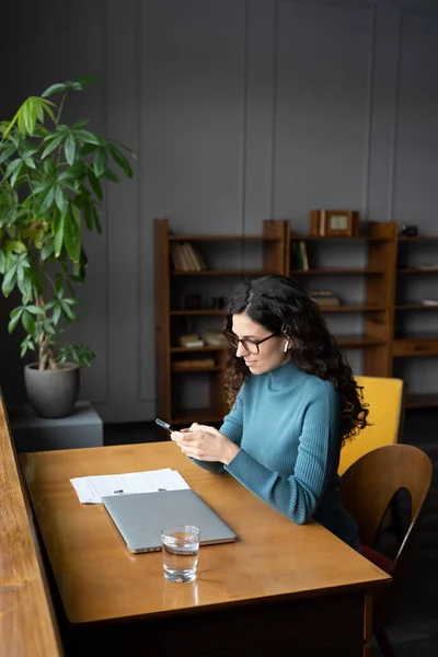 Successful kobieta pr manager komunikacji z klientem w smartfonie wiadomości w przestrzeni coworking — Zdjęcie stockowe