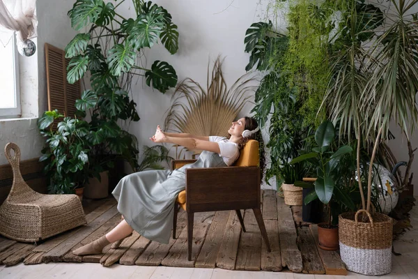 Satisfecho florista mujer tranquila relajarse en el jardín interior disfrutar del equilibrio mental y el bienestar en casa — Foto de Stock