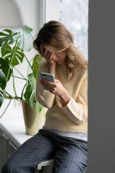 Gråtande Medelålders Kvinna Depression Får Dåliga Nyheter Hemma Frustrerad Kvinna — Stockfoto