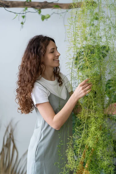 Zorgeloos Meisje Bloemist Liefdevol Raakt Planten Zorgt Voor Kamerplant Gezonde — Stockfoto