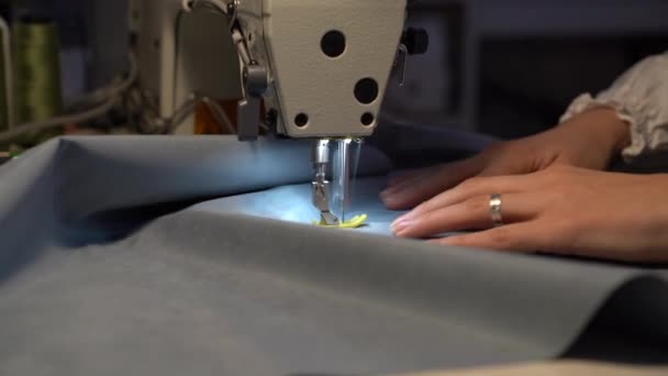 Рука Швеи Работает Швейной Машинке Шьет Одежду Снимает Крупным Планом — стоковое видео