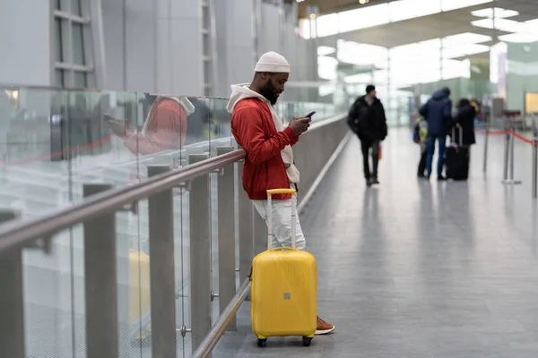 Voyageur Afro Américain Réfléchi Utilisant Smartphone Terminal Aéroport Voyageant Avec — Photo