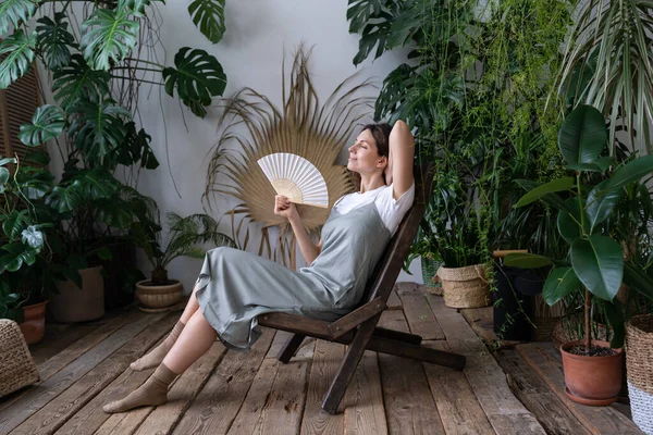 Feliz Joven Florista Mujer Caucásica Relajarse Jardín Casa Respirando Aire — Foto de Stock