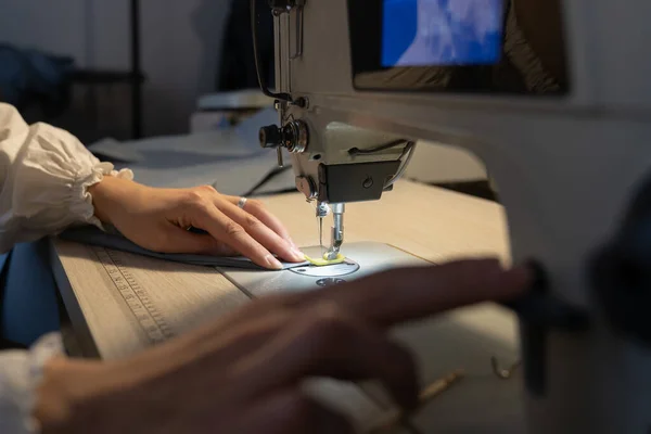 Kvinnlig Sömmerska Hand Arbetar Med Symaskin Kläder Närbild Skott Kvinnlig — Stockfoto