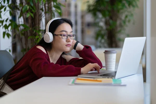 Trött Uttråkad Asiatisk Student Flicka Hörlurar Surfa Internet Bärbar Dator — Stockfoto